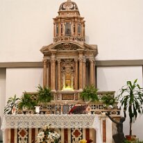 L'Altare di Santa Maria dei Servi con a destra la figura bronzea in adorazione