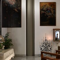 a ninistra San Francesco di Paola e a destra i Servi di Maria in venerazione della Madonna