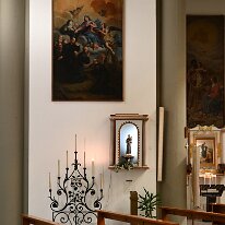 A sinistra i Servi di Maria in venerazione della Madonna e a dtra la Sacra Famiglia