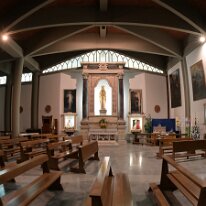 Il lato sinistro con al centro l'Altare del Sacro Cuore