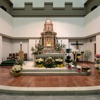 l'Altare Maggiore con a destra Santa Maria dei Servi esposta in occasione di una festa