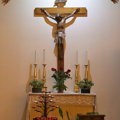 DSC_7000 Altare del Crocifisso presso l'ingresso