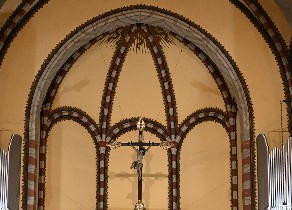 San Tommaso, Crocifisso incorniciato dal catino absidale