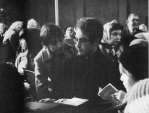 foto dal libro su don Antonio Acciai edito dai Parrocchiani foto tratta da "il Secolo XIX" - Assemblea in Chiesa , Gennaio 1970