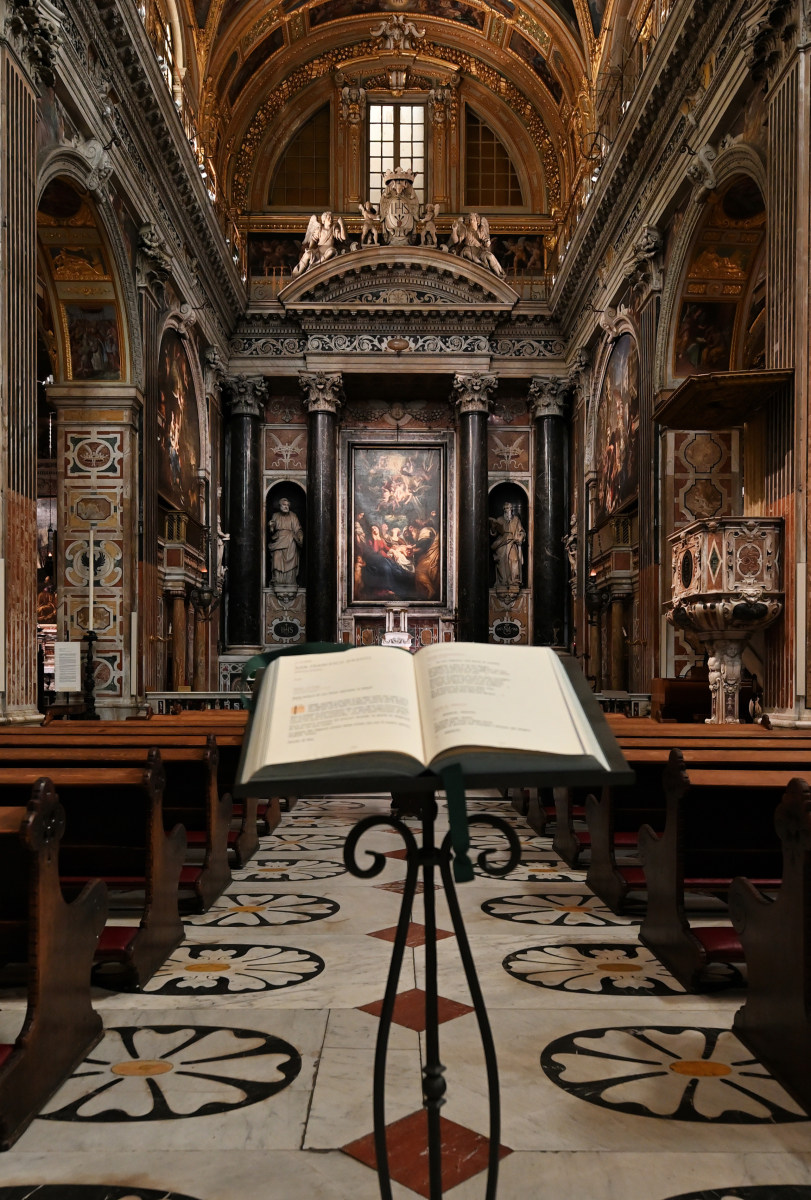 Libri e croce su tavolo di legno