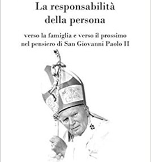 Libro aperto illuminato da candela