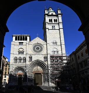 Facciata di chiesa in pietra con archi
