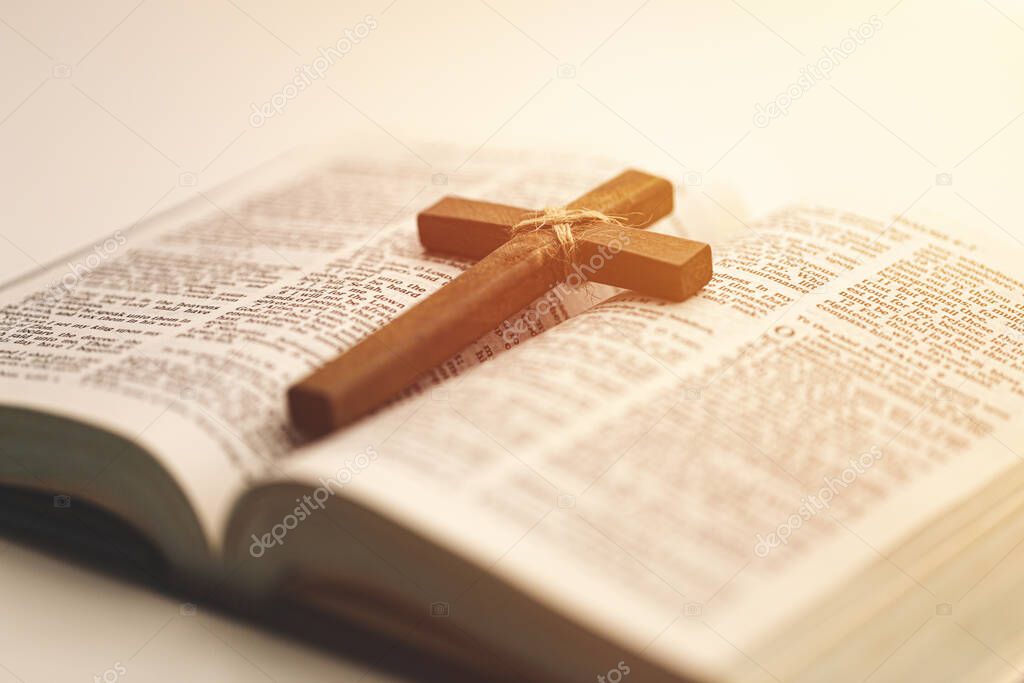 Libri e croce su tavolo di legno